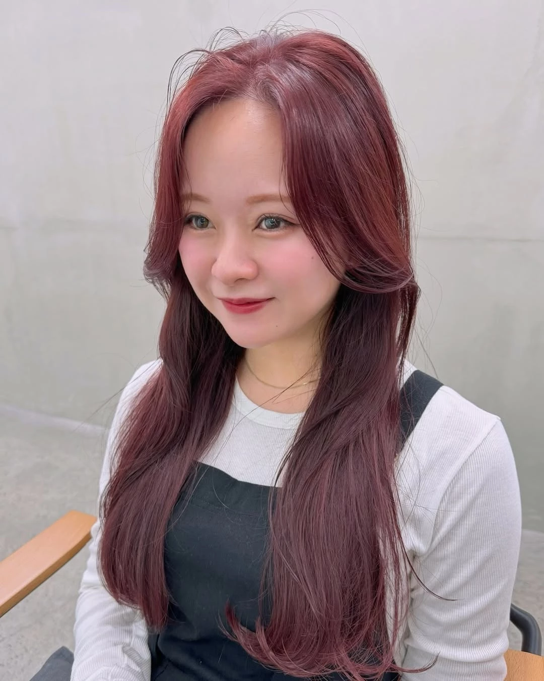 紅色頭髮造型推薦7：中分捲長髮