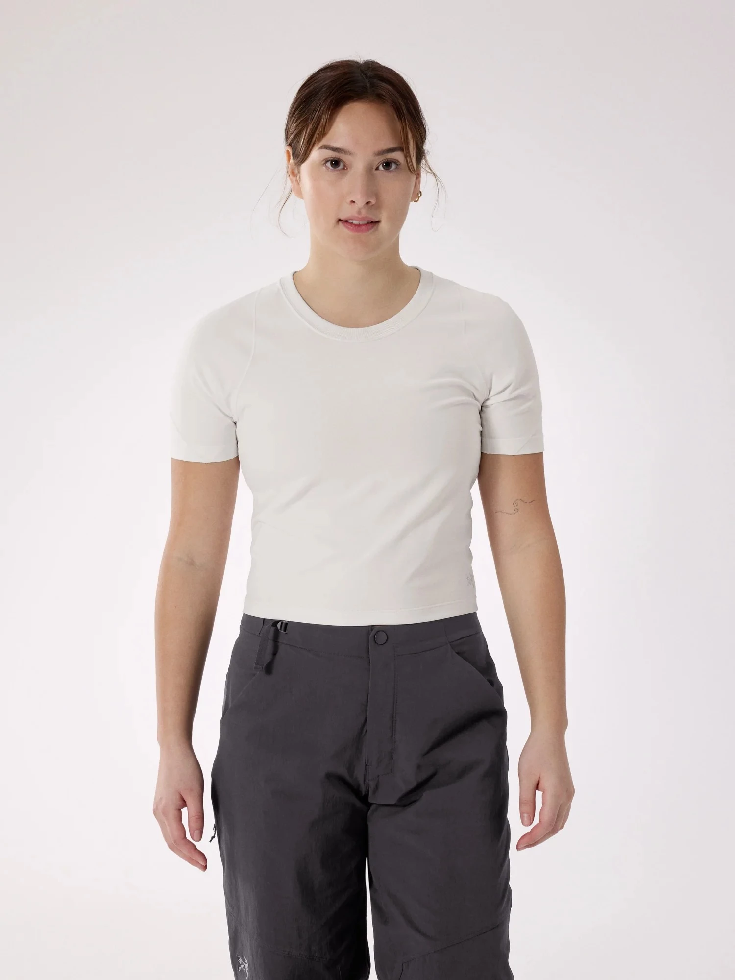 Rula T-Shirt(價格:NTD2,780)首先一定要提的,是吸濕排汗系列的 T 恤與襯衫,如果你只是平常健走、旅行怕曬黑,背部網布設計增加透氣度,夏天健行或出國旅遊長時間走路,都能維持乾爽,這類單品很實用,看似低調,卻是很多熟客一次包色的入門款。