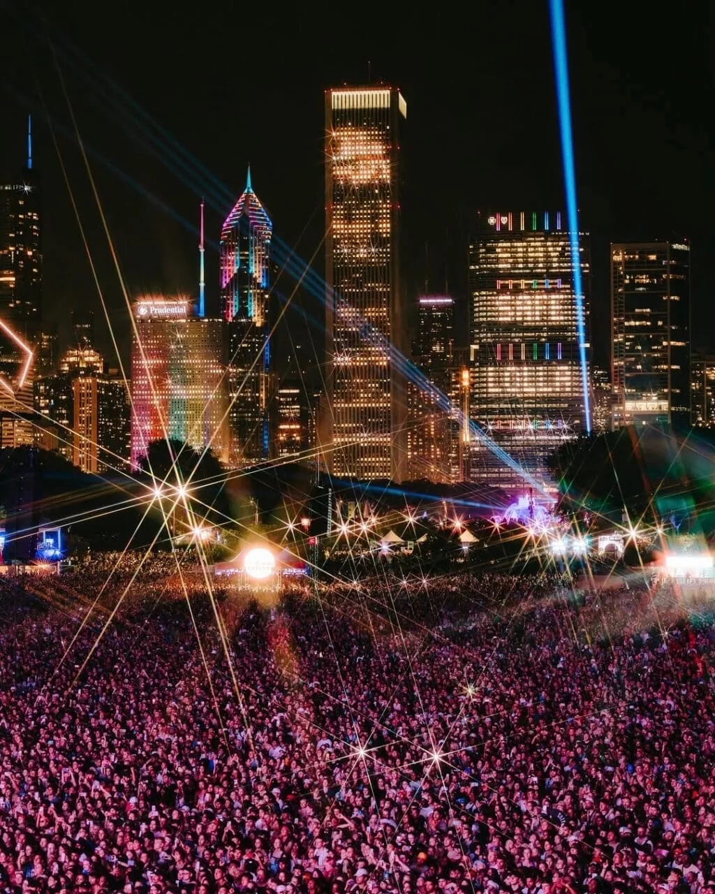 Lollapalooza 芝加哥音樂節是全球最具指標性的音樂盛會之一,最早由美國搖滾樂團 Jane’s Addiction 主唱 Perry Farrell 在 1991 年創立,當時以巡迴音樂節形式登場,2005 年開始固定落腳於芝加哥的湖濱公園(Grant Park),逐漸發展為世界級大型戶外音樂節 。