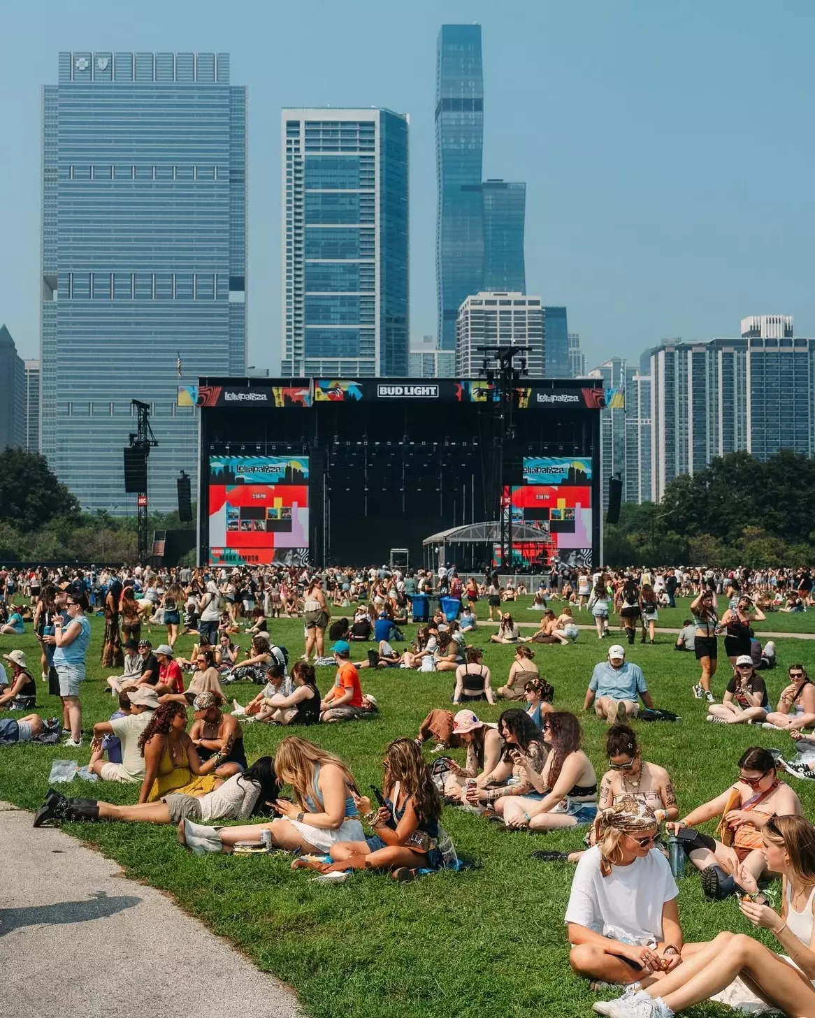 2026 年 Lollapalooza 芝加哥音樂節將於 7 月 30 日至 8 月 2 日舉行,每天活動大約從中午開始一路延續至夜間演出,地點同樣設在芝加哥市中心的湖濱公園(Grant Park),這裡被稱為「芝加哥的後花園」,擁有城市天際線與湖景交織的經典舞台氛圍。