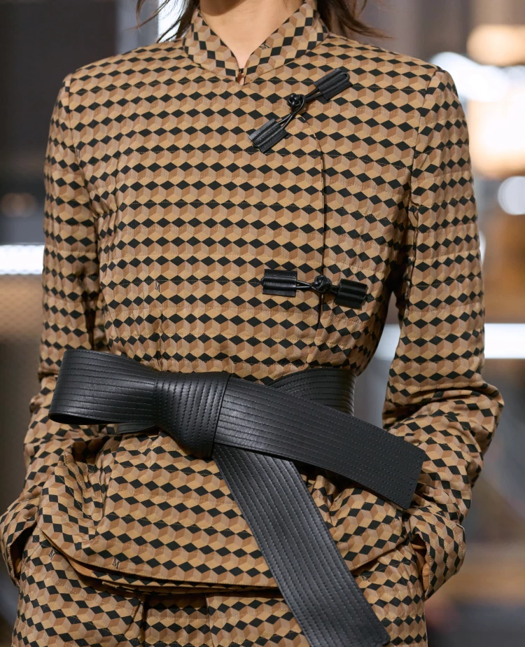 max mara 75週年上海早春大秀+展覽，翻玩紅色、大衣腰帶成蝴蝶結：出神入化的整