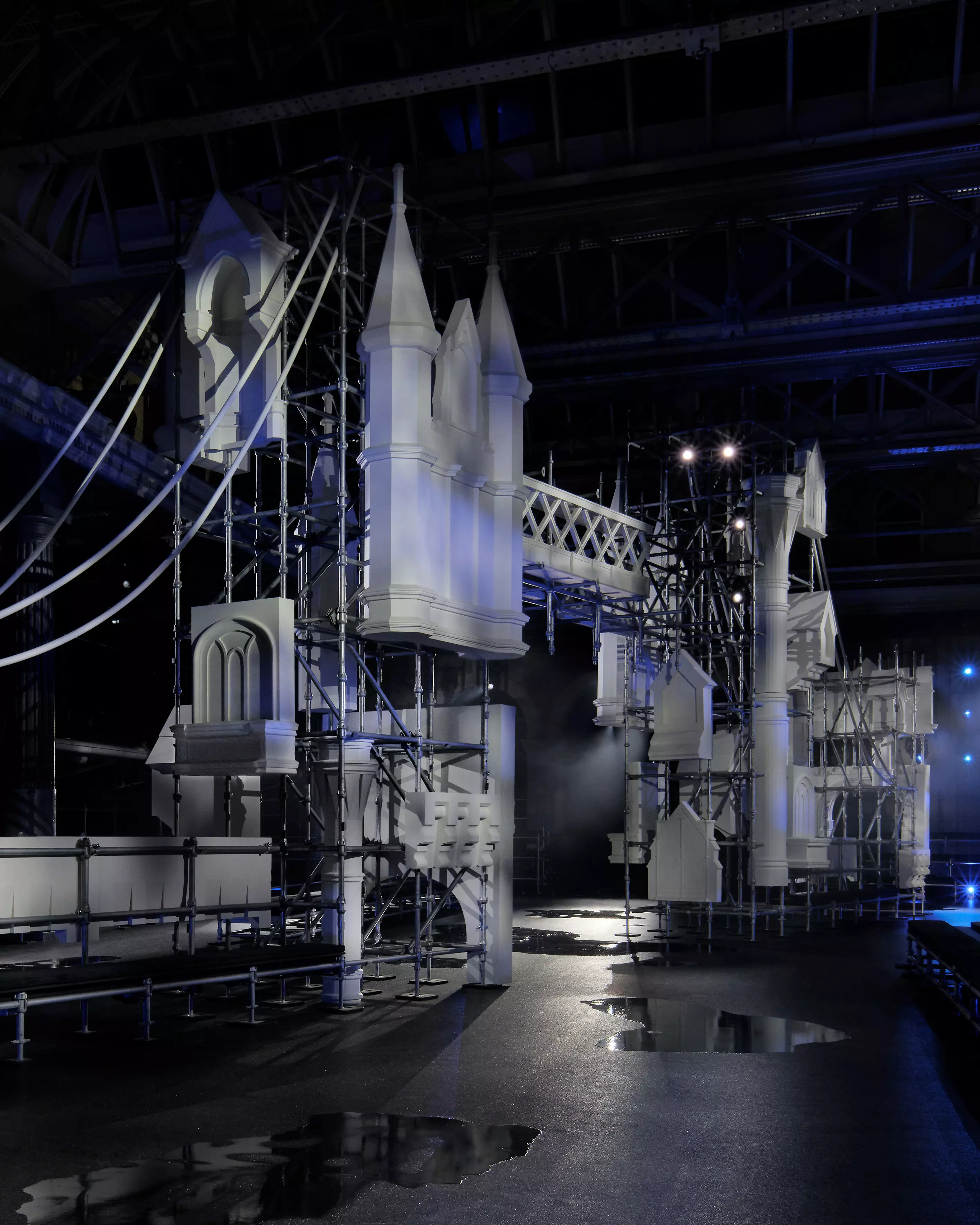 秀場選在Old Billingsgate,重建的倫敦塔橋被鷹架包裹,街燈打亮鋼架輪廓。FKA twigs的配樂在空間裡流動,城市的模糊感被轉化成旋律。