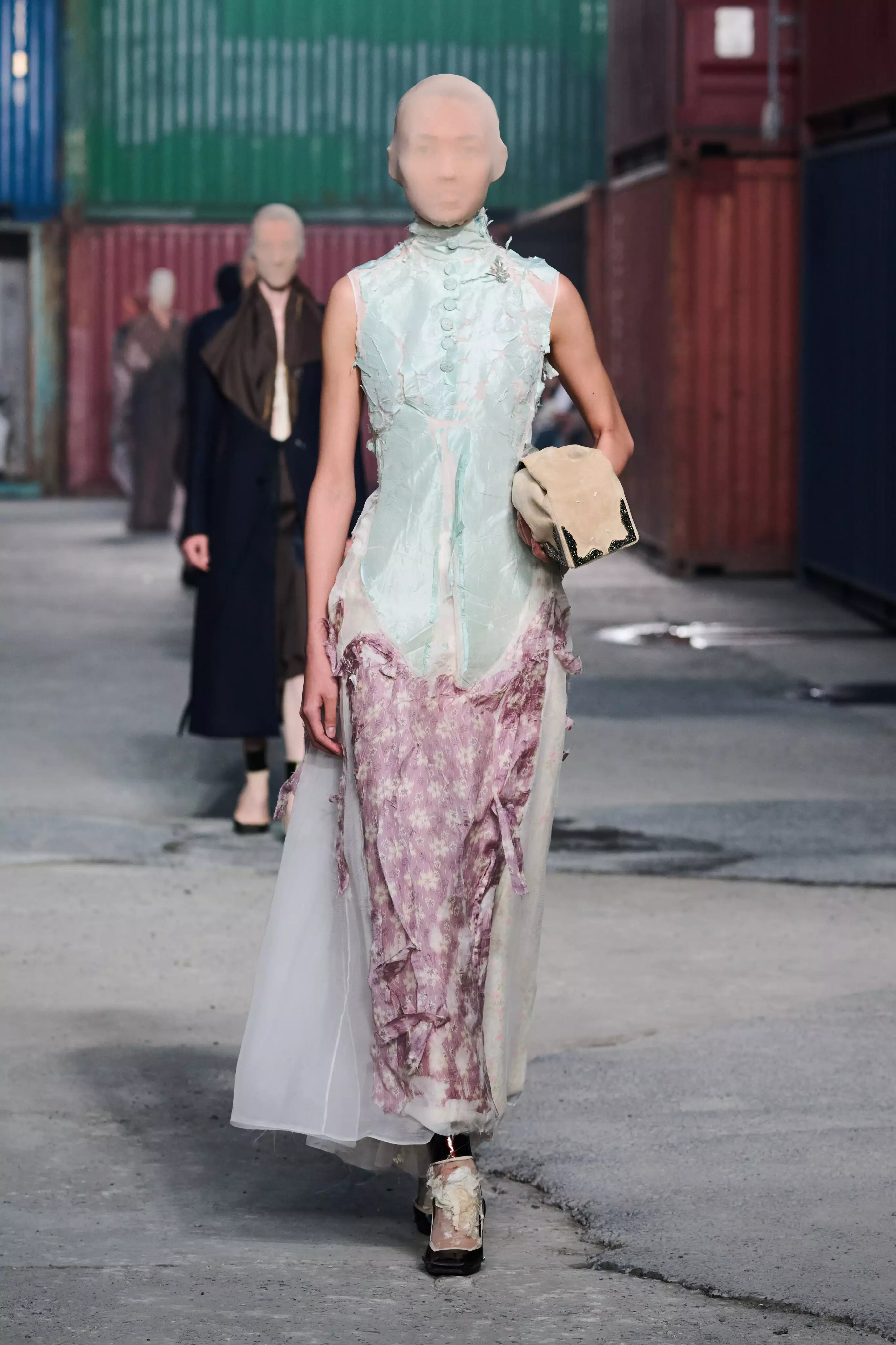 「走到Margiela大秀了。要能走到這種秀得多難啊⋯」Maison Margiela這一季秋冬暫別巴黎時裝週，改赴上海辦秀，而這次秀上也有台灣模特兒的身影。談到這次試鏡過程，Patty形容最煎熬的不是面試本身，而是漫長等待。她透露，早在一個月前就收到經紀人通知有面試機會，卻一度取消，直到前幾天才恢復；即便進入fitting，也要到上秀前一天才知道自己是否真的確認走秀。對她來說，大品牌競爭激烈，最難的是穩住心態，不讓自己在面試後過度焦慮，因為在模特兒這份工作裡，等待答案本來就是日常。