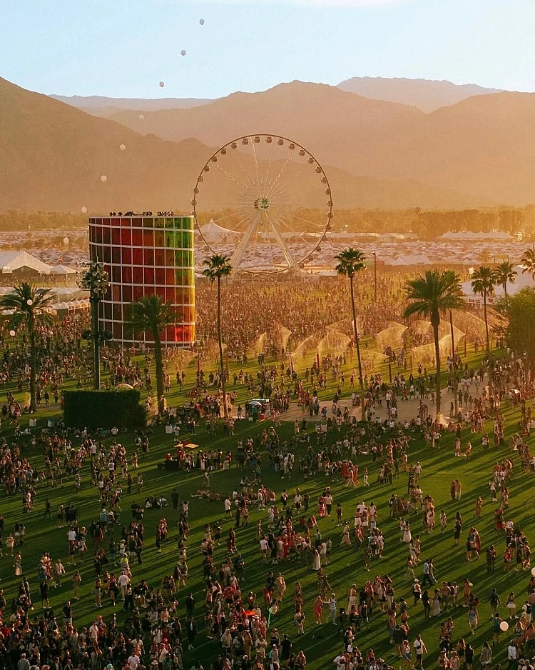 提到全球最具代表性的音樂節,每年位在美國加州舉辦的 Coachella 絕對榜上有名,這場長年被視為流行文化、時尚趨勢與音樂市場的風向球,不僅決定每年春季全球娛樂圈的話題熱度,也被許多藝人視為打入主流市場的重要舞台。