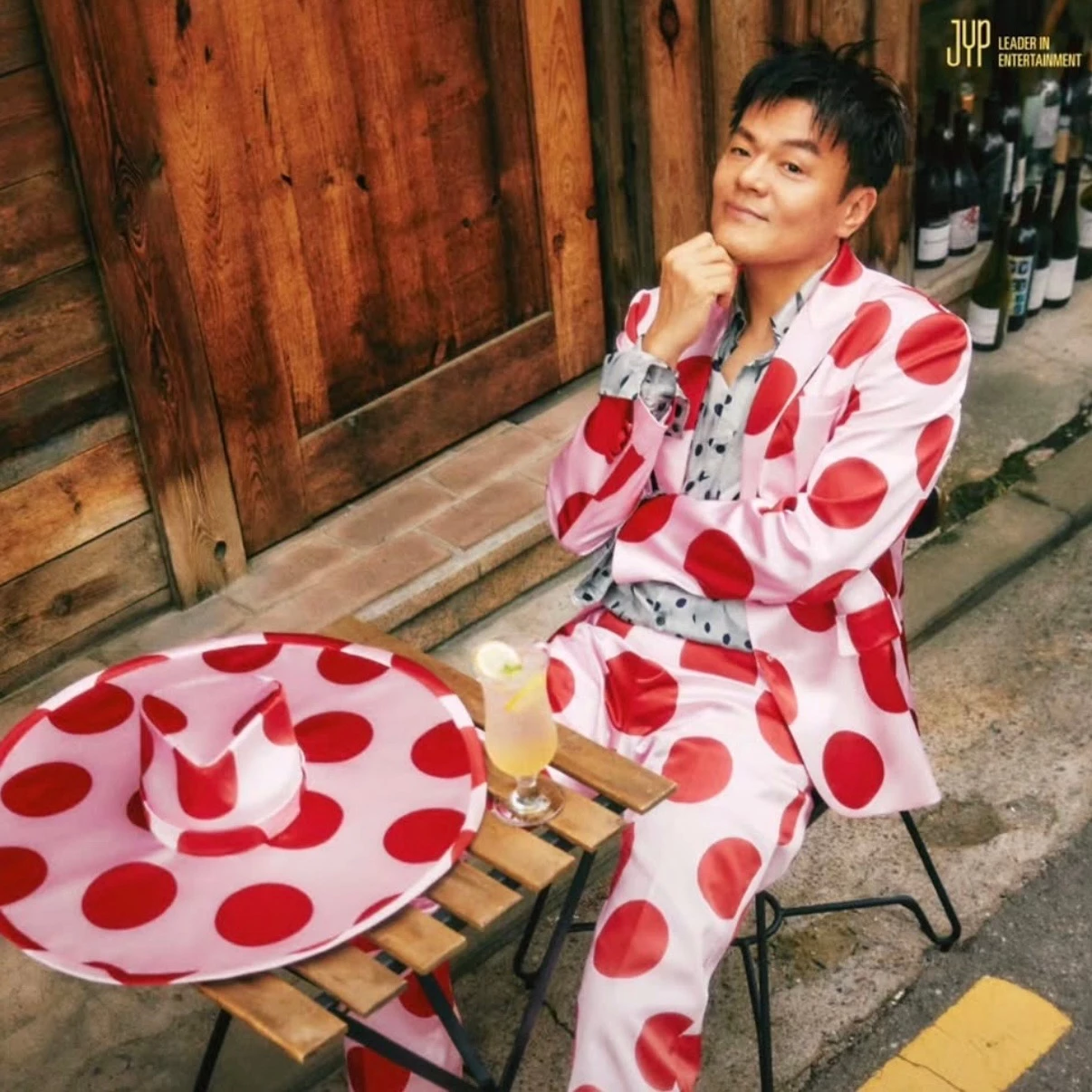 而如今最積極想把這套模式「韓國化」的人,正是 JYP 娛樂的創辦人朴軫永,朴軫永於 2025 年獲任總統直屬「大眾文化交流委員會」共同委員長,成為肩負韓流文化對外戰略的重要人物。