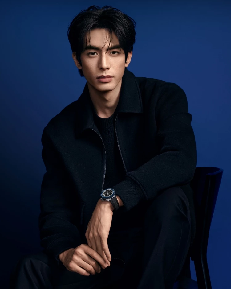 2025年1月,瑞士頂級腕錶品牌 Omega(歐米茄)正式宣布宋威龍出任名人大使,這項合作也讓他完善了時裝、珠寶、腕錶、彩妝 四大頂級奢侈品牌代言,同時手握 Gucci、Mikimoto、Guerlain、Omega,在釋出的廣告形象中,他以黑色皮夾克搭配 Omega 海馬 Planet Ocean 600 米系列腕錶入鏡,展現腕間的優雅與力量。