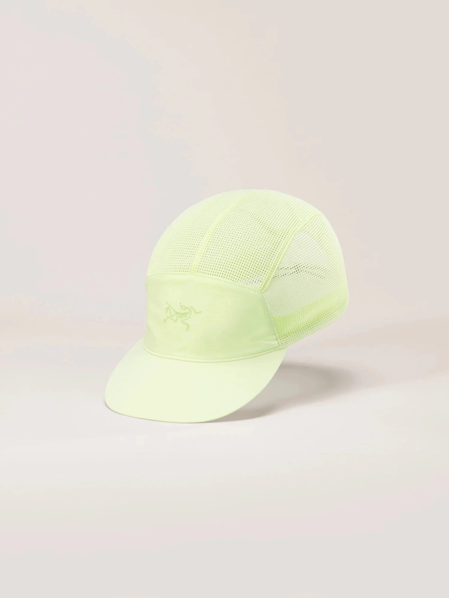 Norvan Mesh 5 Panel Cap 休閒帽(價格:NTD2,780) 很多女生第一個會看毛帽,但其實春夏更推薦休閒帽型,材質更佳輕薄透氣,排汗快乾、不悶熱,爬山或旅行都能遮陽修飾臉型。對想低調入手第一件始祖鳥的人來說,帽子價格相對好入手,又能快速提升整體機能穿搭完整度。