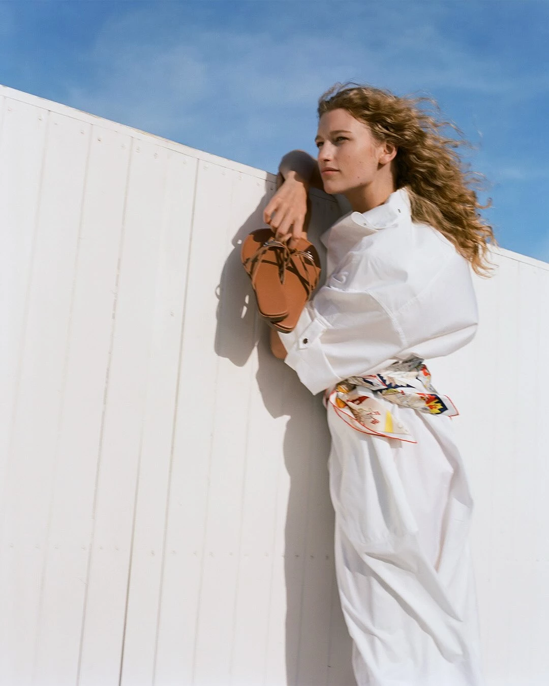 愛馬仕最新公布的財報顯示，2025年集團合併營收達160億歐元，按固定匯率成長9%，營業利潤達66億歐元，營業利潤率高達41%。淨利為45億歐元，若排除法國對大型企業課徵的一次性貢獻，實際淨利成長5.5%，與營收增幅一致。