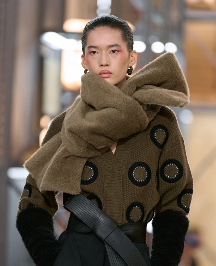 max mara 75週年上海早春大秀+展覽，翻玩紅色、大衣腰帶成蝴蝶結：出神入化的整