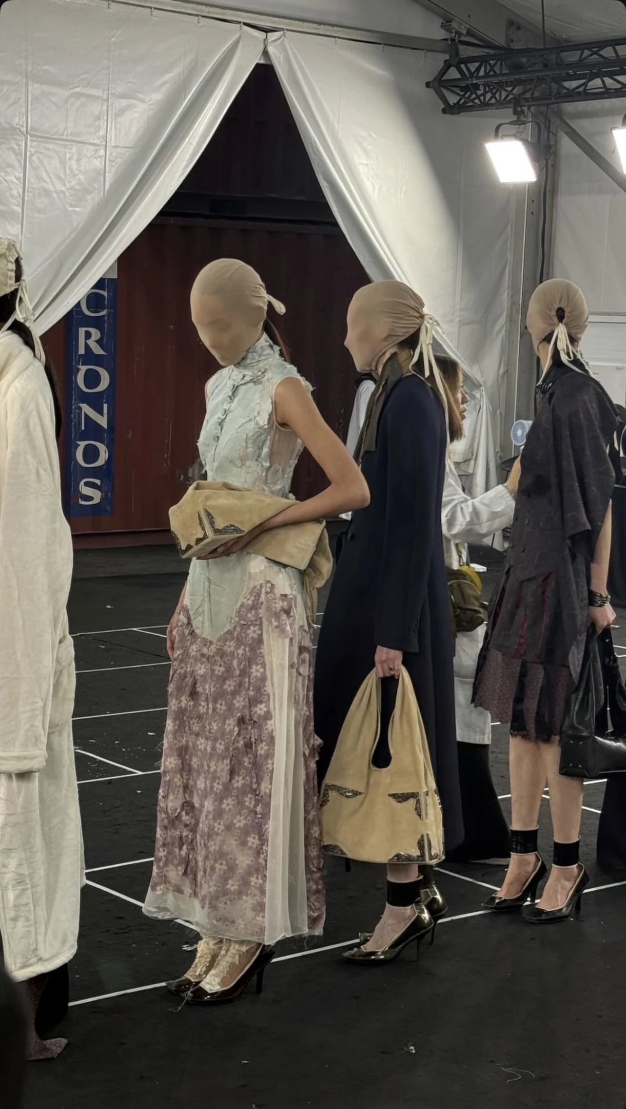 Maison Margiela每一次大秀都充滿強烈的敘事感，這次以上海大量的貨櫃為空間背景，最讓外界印象深刻的，依舊是極具辨識度的面罩造型。這些令人驚豔的大秀設計，對於模特兒來說，背後其實藏著不少挑戰。Patty語帶崩潰地說：「因為模特兒們的帶著面具，我們真的看不清楚！加上這次秀場是在戶外，地板很多大坑小坑，加上強烈的燈光，所以有模特兒走路不穩的狀況，但其實是我們已經盡全力了。」