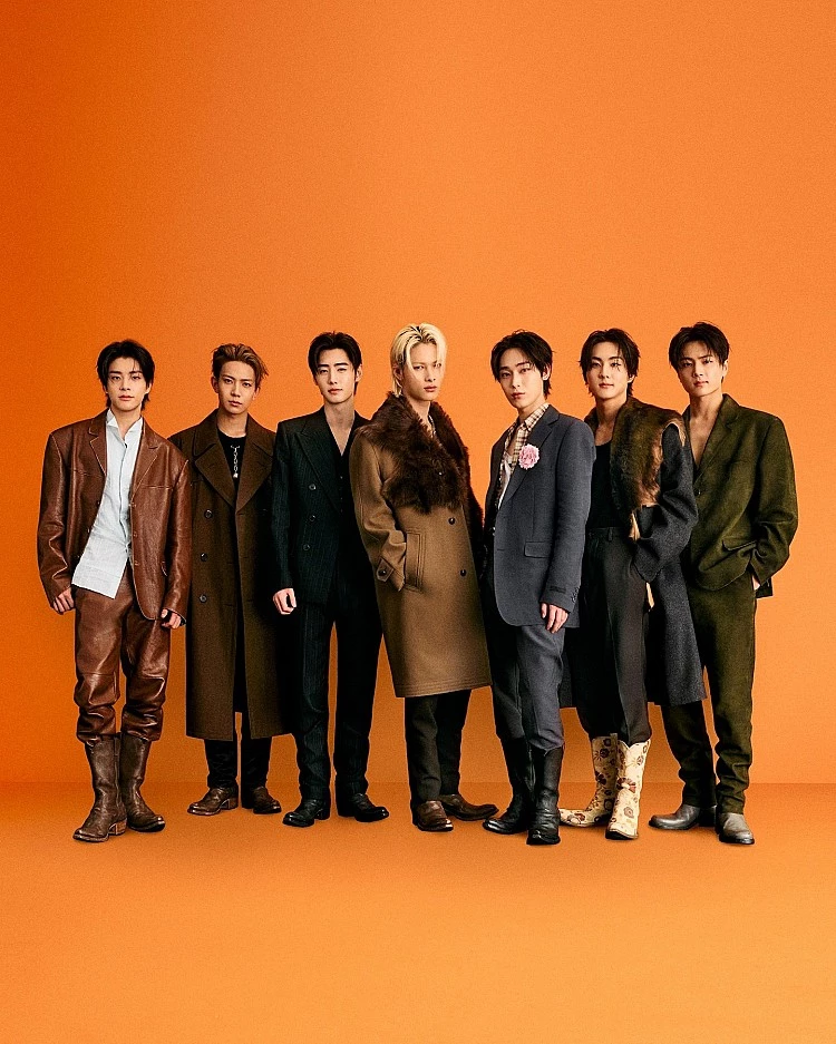 2020 年由 Hybe 娛樂旗下子公司 Belift Lab 推出的七人男團 ENHYPEN,成員們透過生存選秀《I-Land》競爭出道資格,最終由 Heeseung 李羲承、Jay 朴綜星、Jake 沈載倫、Sunghoon 朴成訓、Sunoo 金善禹、Jungwon 梁禎元、Ni-Ki 西村力七人成團出道。