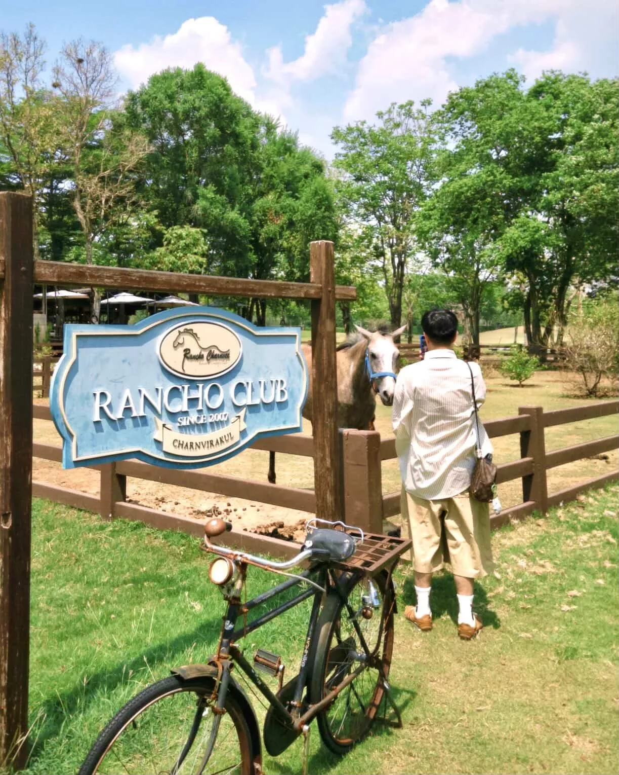 ​​​​​​​距離曼谷約三小時車程的考艾（Khao Yai），是泰國中部相當受歡迎的度假區，考艾的泰文意思是「大山」，因氣候較城市清爽、山景起伏柔和，又有森林、瀑布、葡萄園與農莊等多元景觀，長年吸引許多泰國居民前來度過週末，位在考艾內的國家公園，更是泰國第一座國家公園。