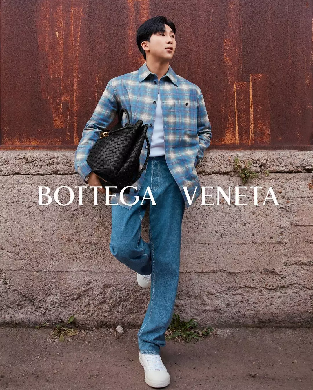 作為BTS隊長的 RM,2023年他正式加入 Bottega Veneta 成為全球品牌大使,成為品牌在亞洲市場的重要代表人物之一。RM曾現身米蘭時裝週觀賞Bottega Veneta大秀,不只時裝品味,在音樂風格及藝術策展力上,都受到品牌的青睞。