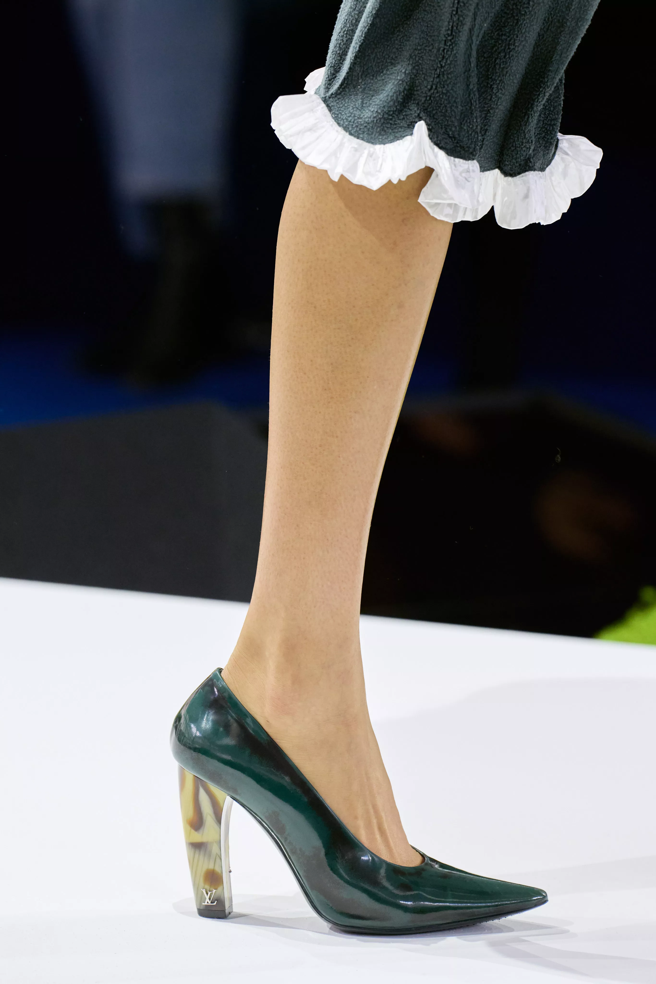 從來不是浪漫地複製自然，而是把自然拆解後，再用未來的方式重組。所以你看到的不是寫實森林，而是帶點超現實氣息的山野寓言，因此雖然整季一直圍繞著「自然」，但你不會看到田園系女孩，或者復古女伶。  ​