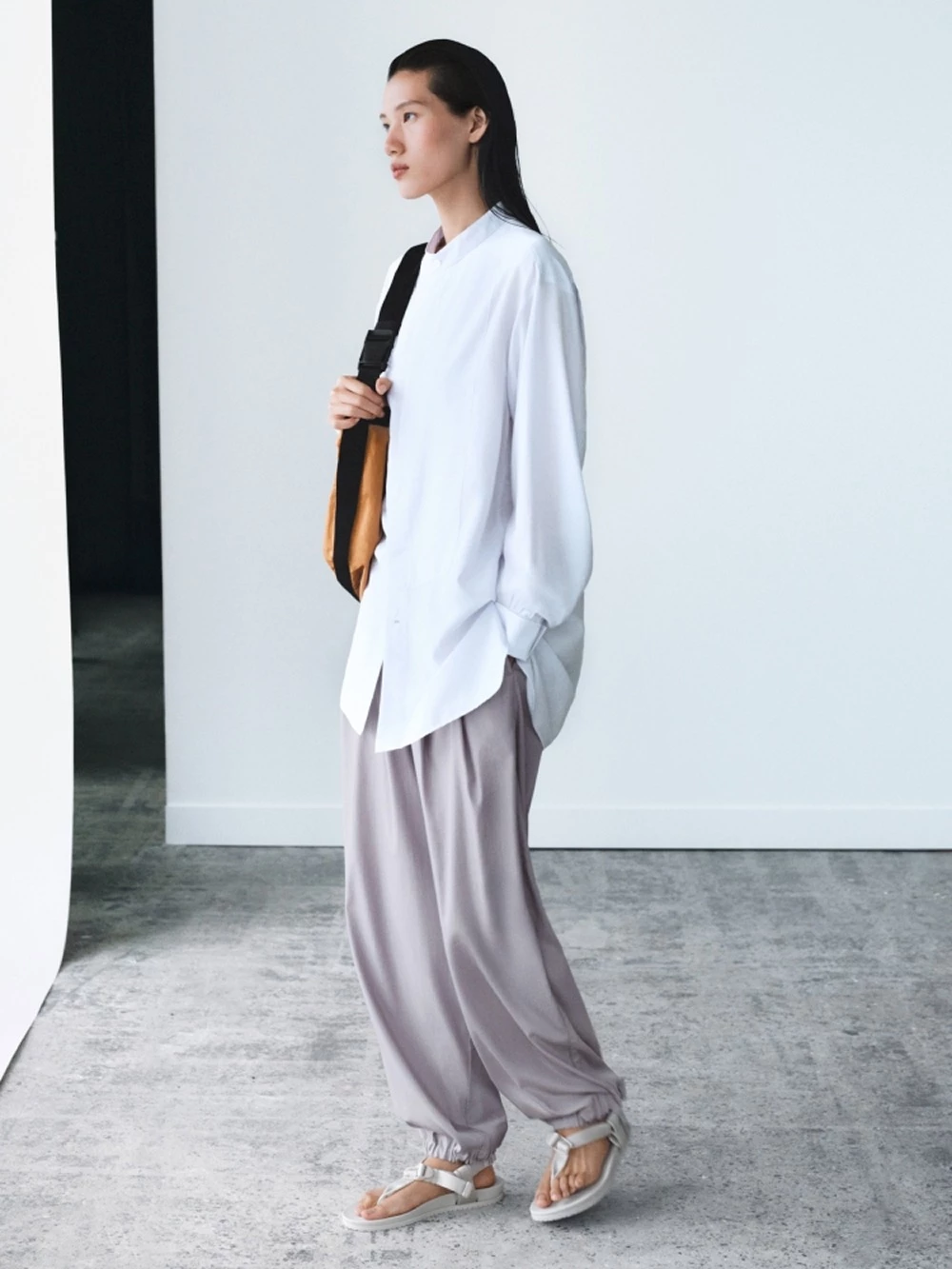 Uniqlo可收納肩背包新登場,Hermès前設計師打造,800入手