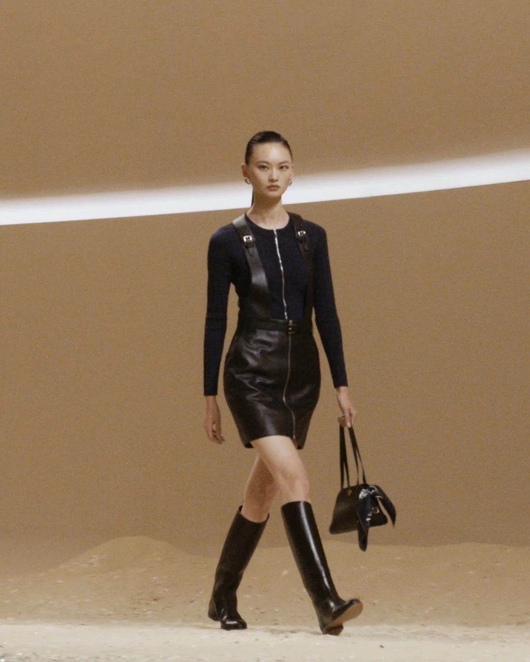 即便大環境充滿不確定性，Hermès在各區域幾乎全面成長：日本年成長14%、美洲年成長12%、歐洲（不含法國）年成長11%、法國年成長9%、其他市場（含中東）年成長15%。綜觀來看，日本依舊是亮點市場，來自當地忠實顧客與穩定銷售網絡的支持。美洲市場同樣表現亮眼，並持續擴張大型旗艦據點。值得注意的是，大中華區在房地產與消費壓力之下仍維持成長，Axel Dumas更強調：「Hermès從未在大中華區出現衰退。」