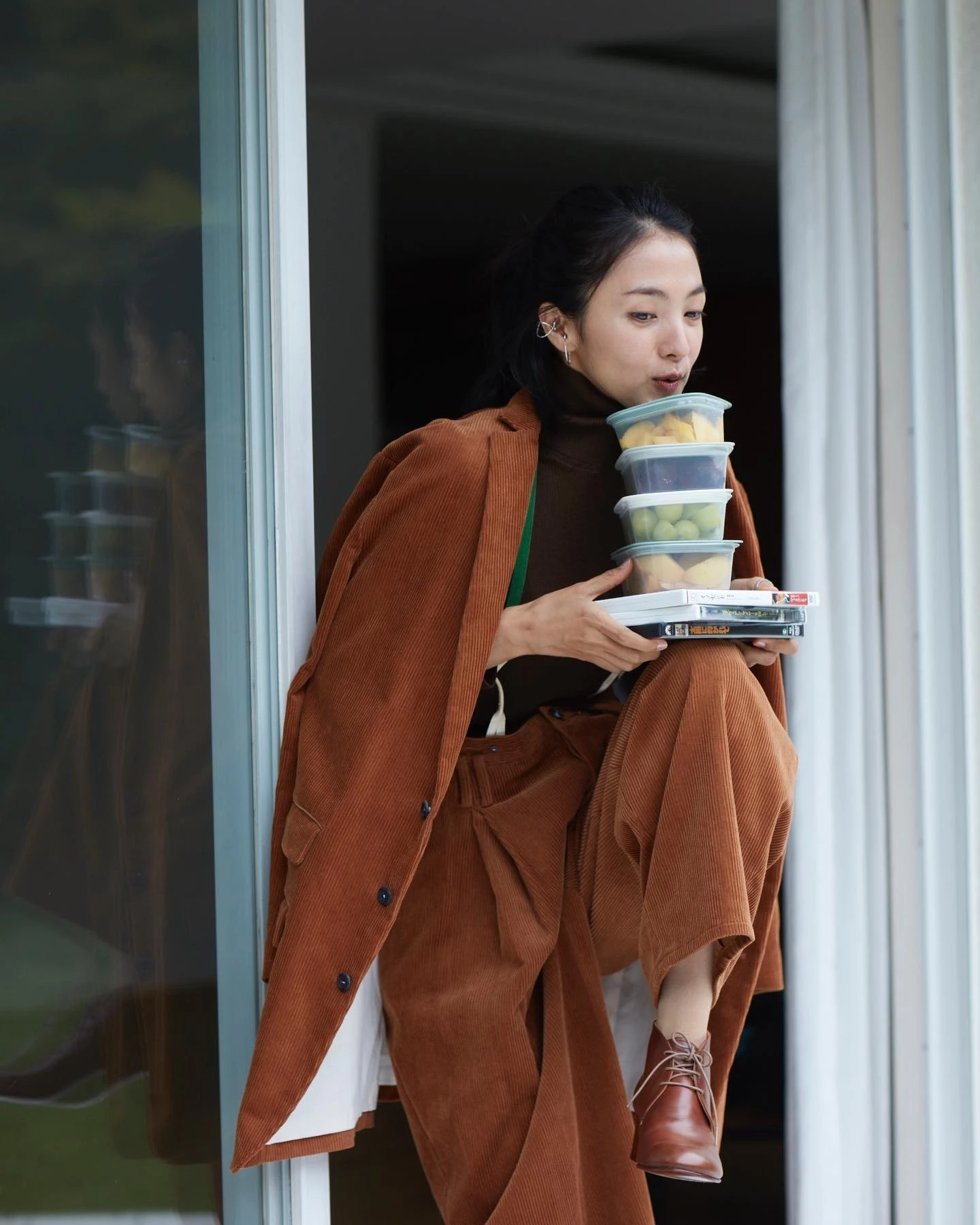 喜歡「姐系穿搭」請看過來！以整套棕色系西裝為主軸，從外套、寬褲到鞋履皆維持一致色調，打造出極具完整度的同色系穿搭。內搭選擇貼身高領上衣，讓整體線條更俐落，也帶出一點復古書卷氣，配件上點綴銀色簡約的耳骨夾、耳環，加上腳上的粗跟短靴，降低正式感，同時增加個人魅力。