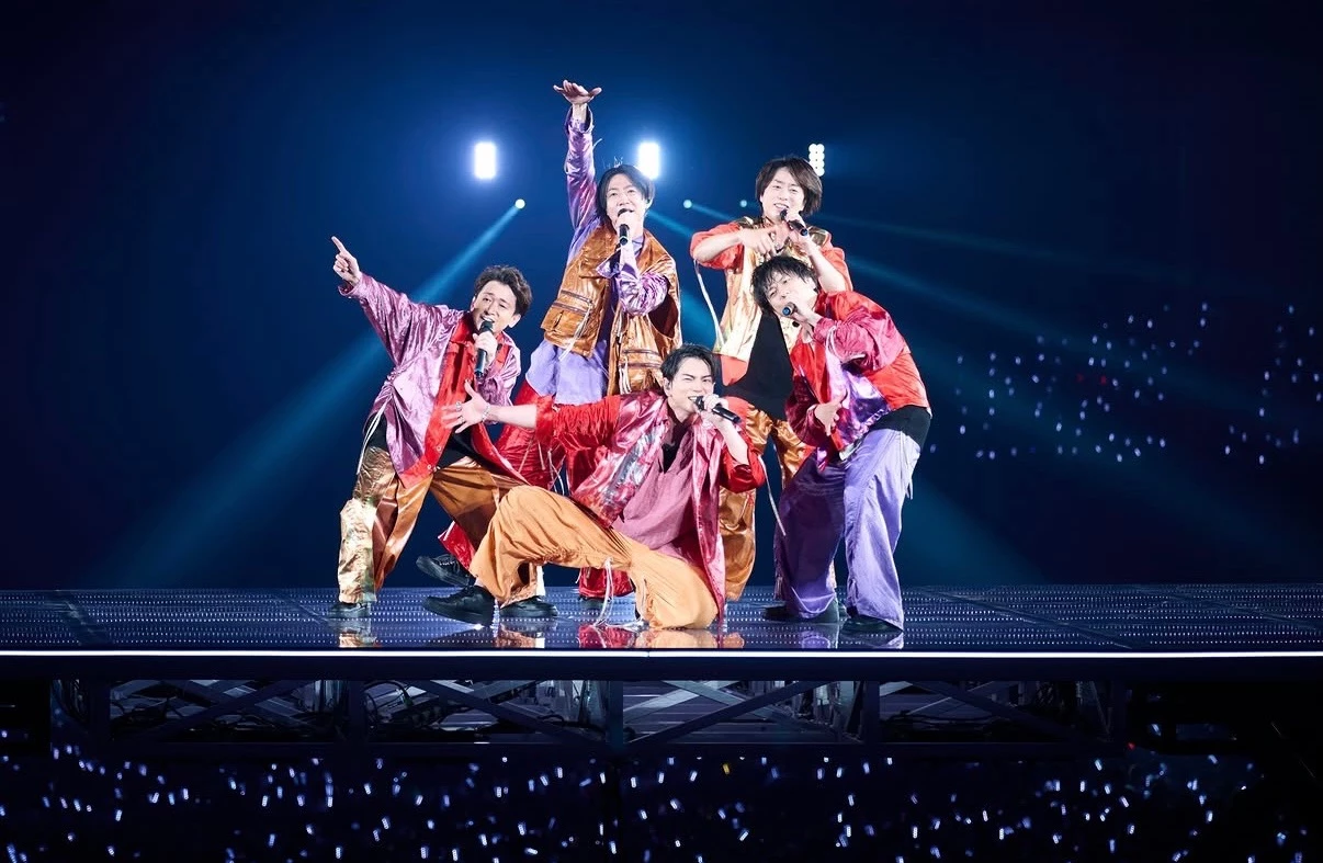 一直到昨日，「ARASHI LIVE TOUR 2026『We are ARASHI』」在東京巨蛋迎來最終場，官方也同步開放線上直播，讓世界各地粉絲一起見證最後一刻。當晚東京巨蛋內外聚集大量歌迷，許多人從海外趕來，在演唱會上，五名成員以代表歌曲、感謝話語與最後的身影，向 26 年半的團體活動告別，現場數度成為淚海。
