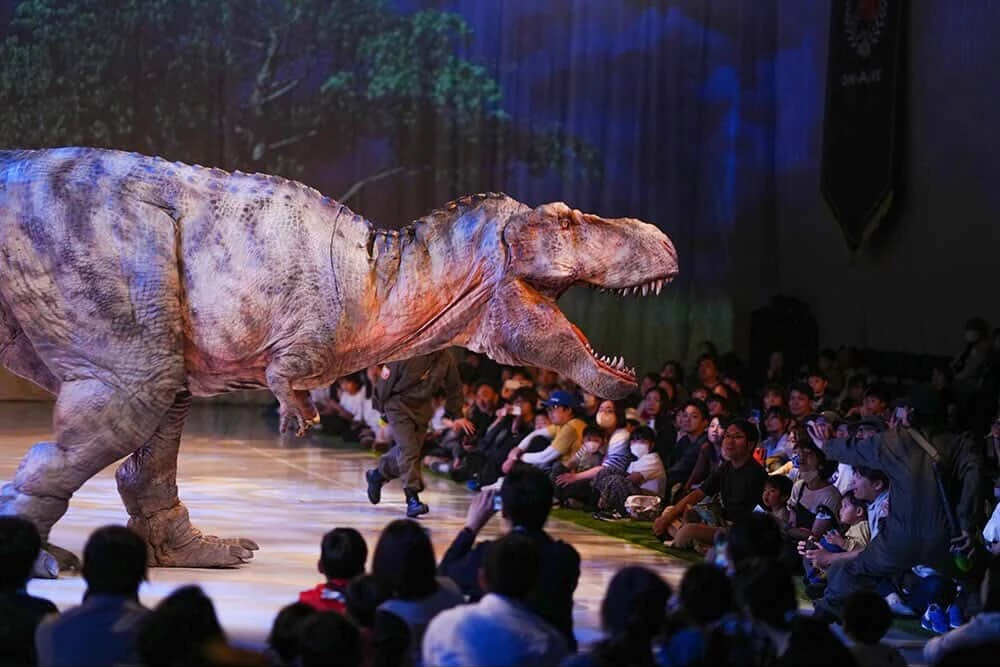 其中最受矚目的亮點,莫過於日本 DINO-A-LIVE 超擬真恐龍首度在台登場,和一般靜態展示不同,這次強調臨場感與互動性,直接找來超逼真的暴龍行走在衛武營,立刻嚇壞不少民眾,紛紛在社群分享自己撞見恐龍的實錄。