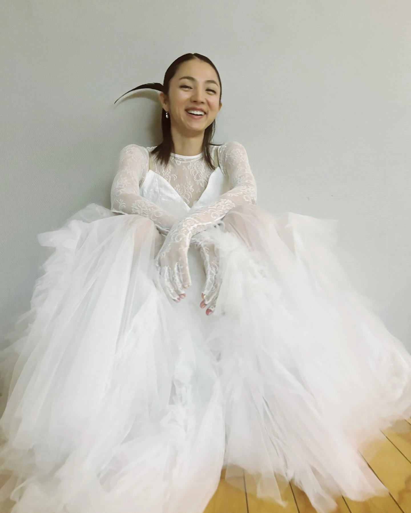 這一套過去的表演造型，有種「輕婚紗」氛圍，她以一件細緻的蕾絲透膚上衣作為內層，外搭雪紡材質的細肩帶洋裝，透過材質的堆疊與輕盈層次，打造出介於日常與禮服之間的浪漫平衡，在她宣布結婚與懷孕後，更讓人忍不住好奇：未來是否會曝光真正的婚紗造型？光是想像，就已經充滿期待。
