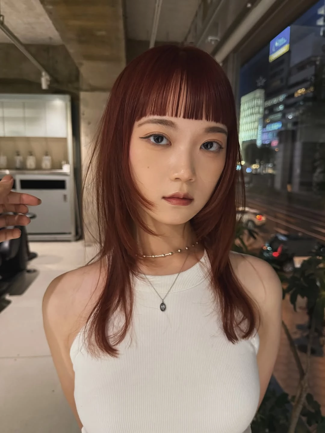 紅色頭髮造型推薦12：齊瀏海輕盈層次剪