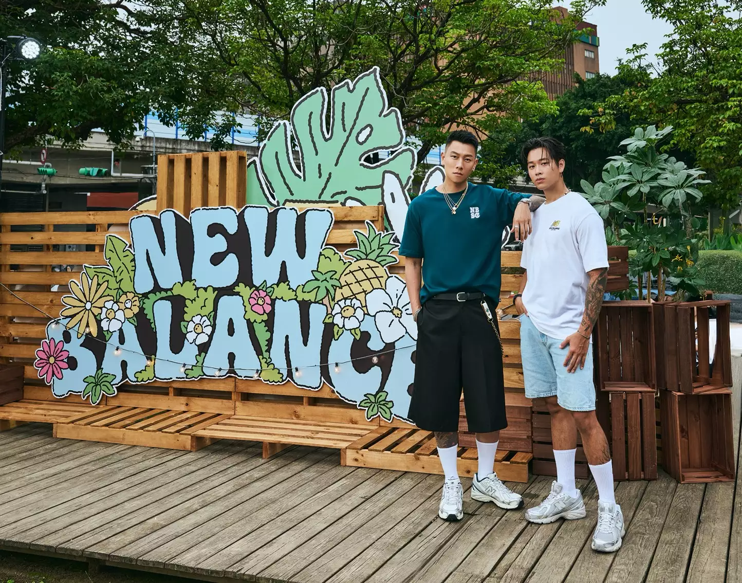 高爾宣 OSN 則選擇 NB BOY 白色 T-shirt，背後的花草插圖設計呼應現場氛圍，下身選擇淺色短褲，並著用 740 新色，整體以淺色調呈現清爽的春日造型。