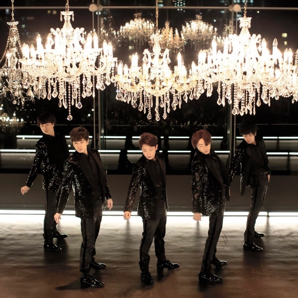 後來隨著 K-pop 與韓劇、陸劇崛起，傑尼斯帝國的地位逐漸動搖，近年又因創辦人喜多川傑尼斯性侵醜聞而急速崩塌，2023年10月，傑尼斯事務所更名為「SMILE-UP.」，主要負責培訓演藝心血，原本的藝人經紀業務則轉往新公司 STARTO ENTERTAINMENT，這場風暴不只改變公司名稱，也象徵日本偶像產業舊秩序的瓦解。
