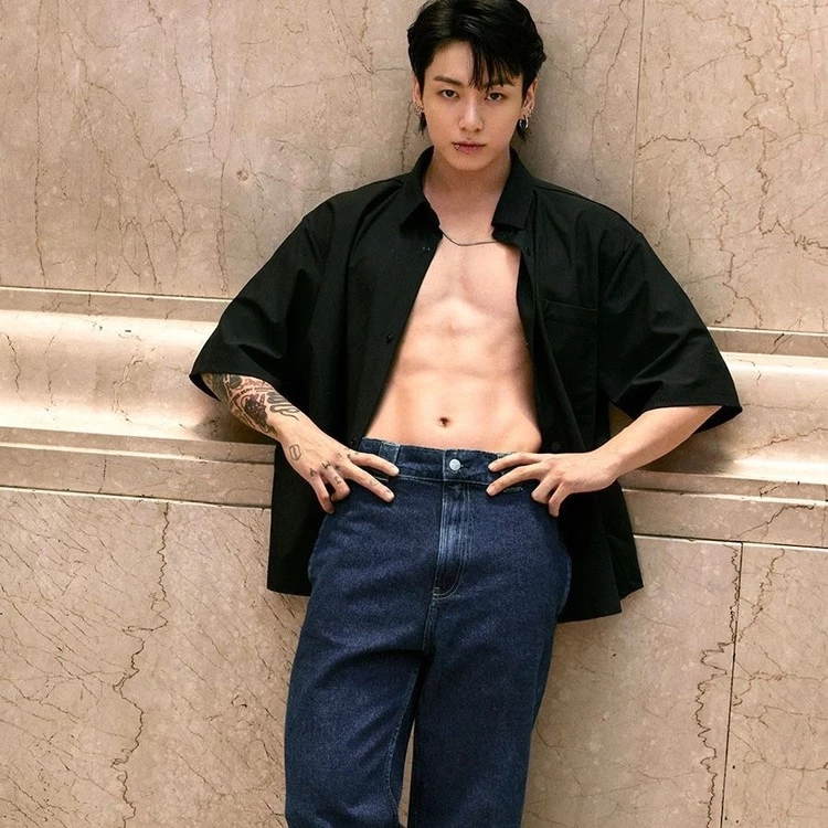 田柾國的外型的優勢在於他的臉既有少年感，又能隨造型變化快速切換成成熟性感路線，他在不同時期的長髮、濕髮、黑髮或舞台妝容都能形成鮮明話題，加上成熟與性感兼具的舞台形象，可以說擊殺全球無數少女心。