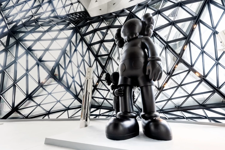摩珀斯持續延伸的藝術計畫:KAWS