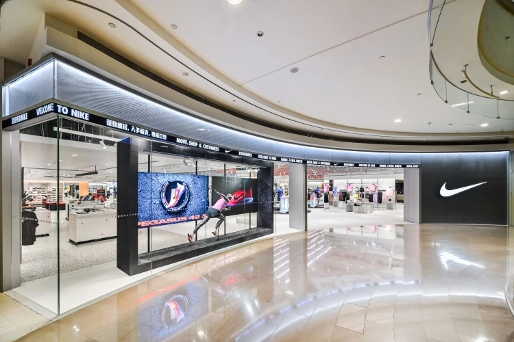 這次全新開幕的Nike台北品牌體驗店，正式落腳台北101，本身就帶有強烈的市場訊號。對品牌來說，台北101不只是觀光地標，更是能見度、消費力與品牌形象高度兼具的核心據點。Nike選在這裡設立新型態店鋪，不只是開一間新門市，而是把它定義為結合運動性能與生活設計的「都市運動基地」，企圖重新拉高品牌在台灣市場的存在感。
