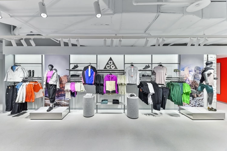 店內涵蓋跑步、訓練、籃球與Nike Sportswear等多元系列，從專業運動裝備到日常生活風格單品一應俱全，也進一步回應Nike近年愈來愈明確的雙線策略：一方面回歸運動本質，另一方面持續把產品帶進都市生活場景。除此之外，店內也規劃三大特色展示區，包括All Conditions Gear（ACG）系列、Kobe Bryant系列與Nike Tennis系列，讓整體空間不只是零售店，更像一個把產品、文化與故事整合在一起的品牌場域。