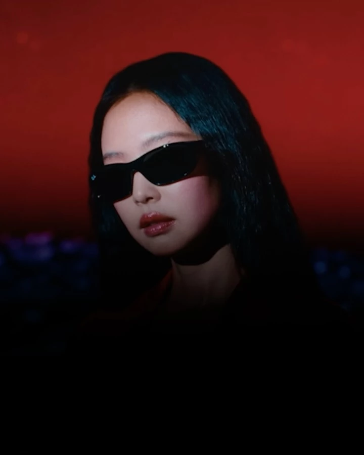 Jennie 正式成為 Ray-Ban 全球品牌代言人，最新形象廣告也同步釋出，再度掀起時尚圈熱議。曾現身首爾的品牌活動，更在2026金唱片後台大方送給50副雷朋墨鏡給一同演出的舞者老師，Jennie 也分享合作心情：「對我而言，自信並不張揚，而是來自對自己的舒適感，以及以一種內斂的方式表達真我。雷朋同樣具備這種能量：簡潔、富有表達力，並且易於融入日常生活。我喜歡那些可以每天陪伴你、成為情緒一部分的單品，而這次的合作就正是如此。」