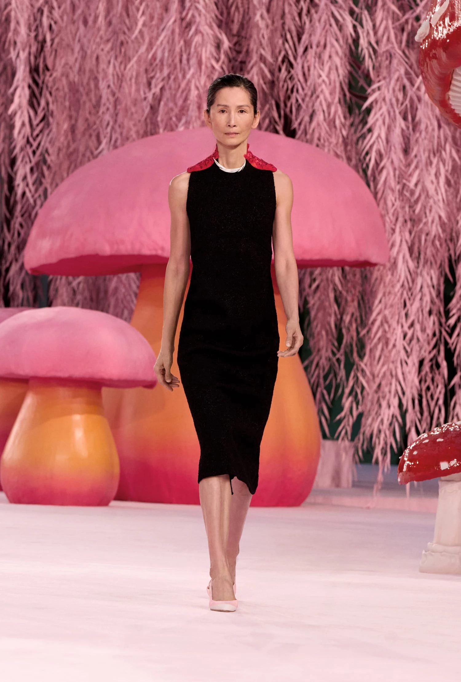 Christina Chung在近60歲之際，走上Chanel 2026春夏高級訂製秀場。這場高訂大秀以粉紅蘑菇森林般的童話場景鋪陳，輕盈紗質面料在燈光下層層流動，整個系列刻意放慢節奏，讓視線有餘裕停留在穿著者本身。