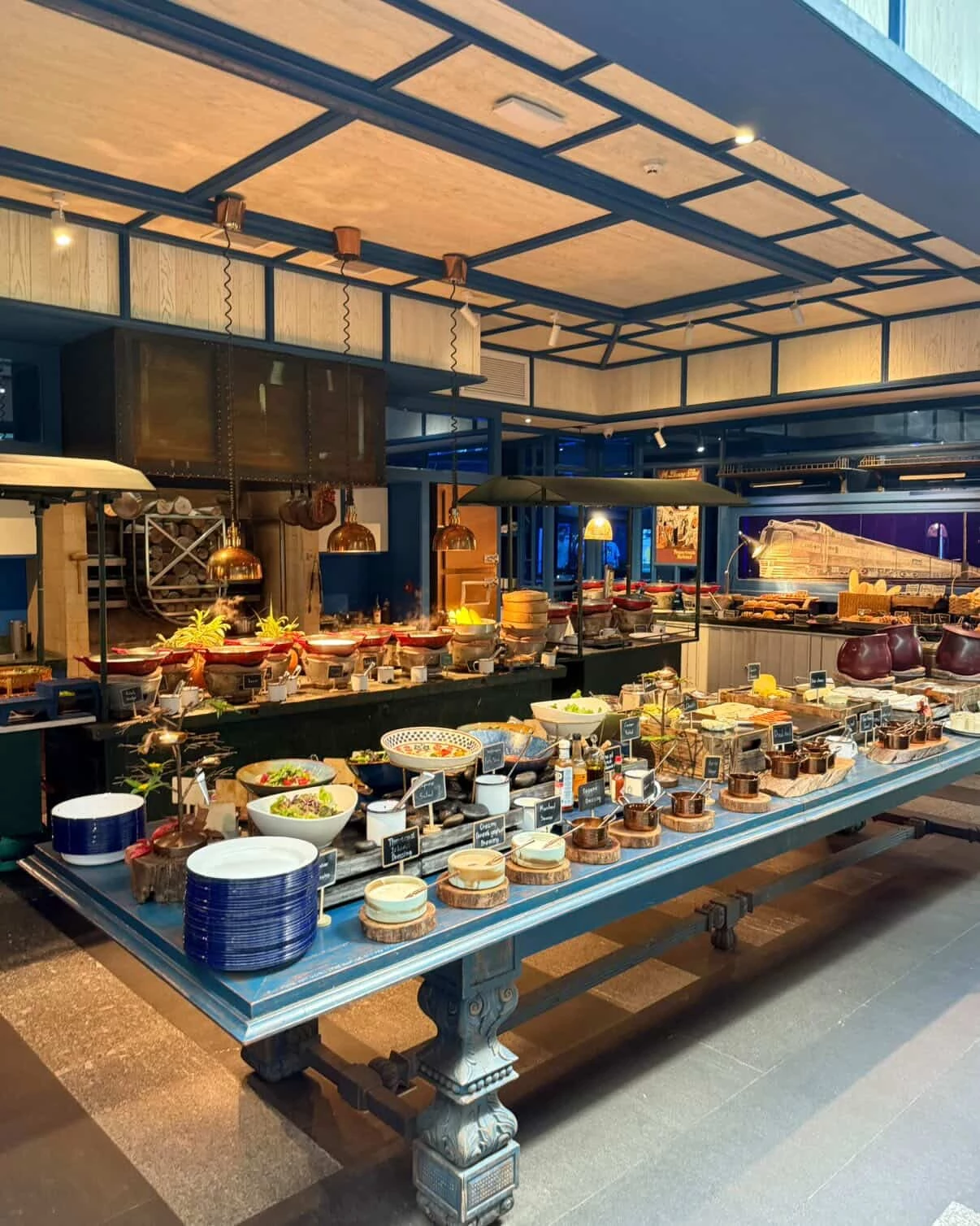 另一家 Poirot 則走法式正式餐飲路線,餐廳同樣以救火車改建,在裡面用餐就像置身在火車黃金年代的頭等艙包廂,餐點則以精緻、層次豐富的 Fine Dining 為主,優雅浪漫的氛圍絕對是約會首選。