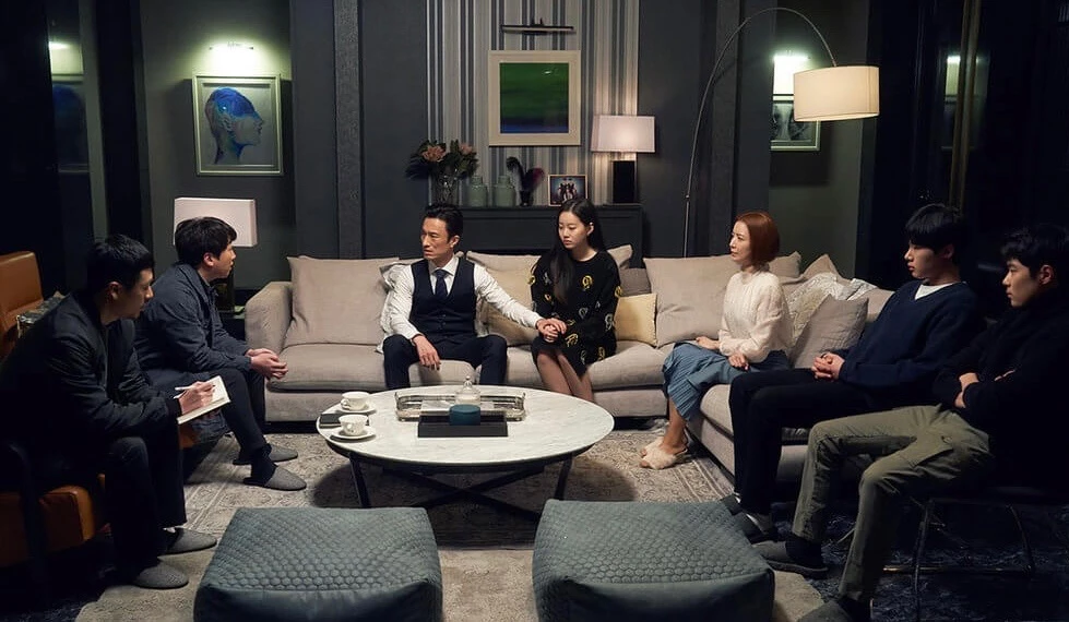 由廉晶雅、李泰蘭、尹世雅、吳娜拉、金瑞亨主演,並成為韓國國民都在追的神劇《天空之城》,故事發生在一個名為「天空之城」的上流住宅區,這裡住著一群醫生與菁英家庭,這些父母為了讓孩子進入頂尖大學,不惜動用一切資源與手段,甚至聘請神秘升學顧問,只為了將孩子的人生當作一場精密操控的計畫。