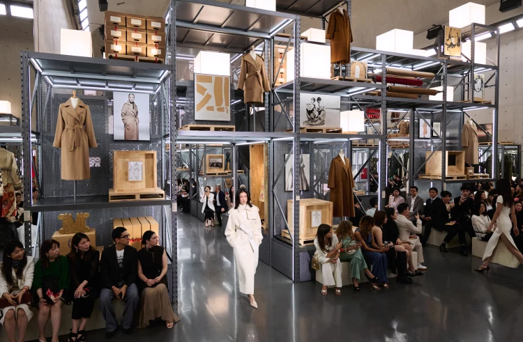 max mara 75週年上海早春大秀+展覽。2027 Resort系列主題「Kinetic Chic」：創意總監Ian Griffiths眼中的現代女性