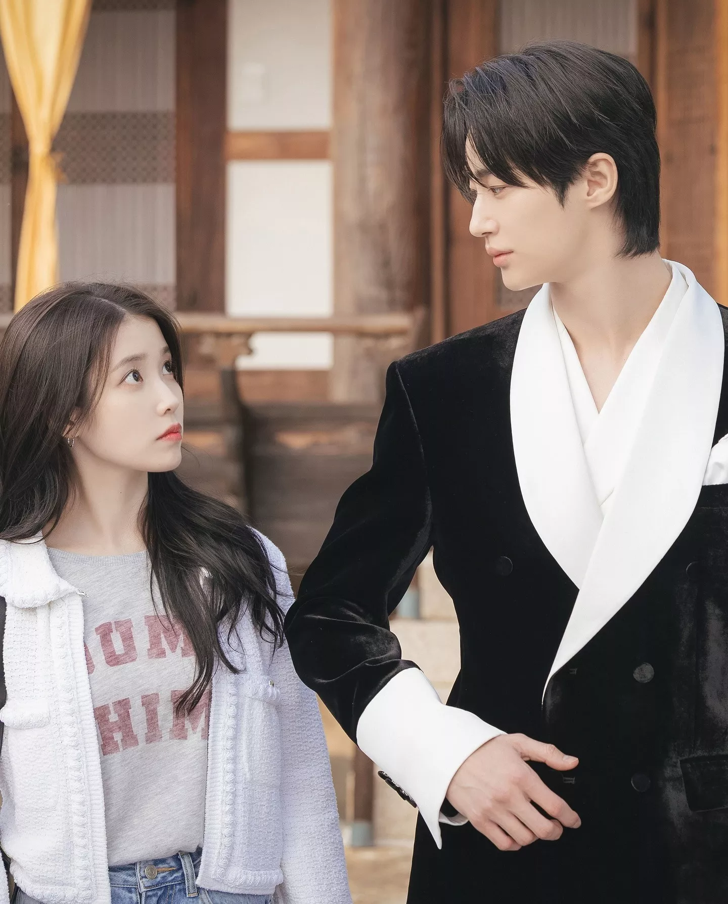 在《21世紀大君夫人》中，IU飾演財閥家族出身、排名第一的二女兒「成熙珠」，角色設定建立在強大資源與高度自律之上，是典型以理性與判斷力為核心的現代上流女性。她的人生原本沿著既定軌道前進，卻因選擇與皇室成員——皇帝的二兒子李安大君聯姻，而被推入截然不同的權力場域。這段關係不只是情感選擇，更牽動身份認同與階級結構的重新定位，使她從財閥體系走入象徵傳統秩序的皇室框架之中。角色的關鍵，在於如何在「個人意志」與「制度規範」之間取得平衡，並在多重權力關係中維持自身位置。IU此次的演出，延續她過去擅長的細膩表演，轉而呈現更內斂、克制的情緒層次，將角色從外在光環轉向內在選擇，成為本劇敘事推進的重要核心。