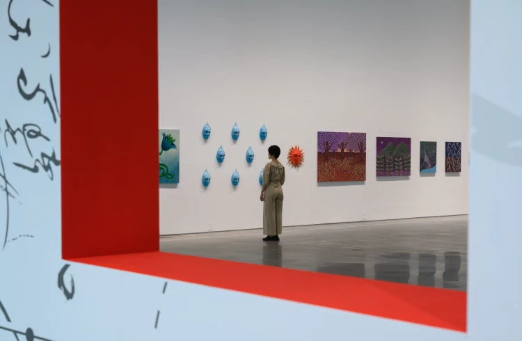 中美館《熱暑人》展覽室A，子題：「烈焰之世」。攝影：卓杜信XhinMania。圖片提供：臺中市立美術館