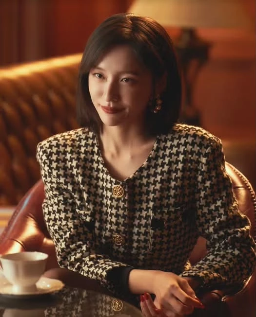 實力派演員朴智賢到了 2022 年以《財閥家的小兒子》氣質千金一角被大家記住，之後也一路出演《財閥 X 刑警》、《Hidden Face》等話題之作，一直到今年，與姜棟元、嚴泰九等實力派演員主演的話題喜劇片《Wild Thing》，讓她再次靠著大膽且毫無偶包的演出引起關注。