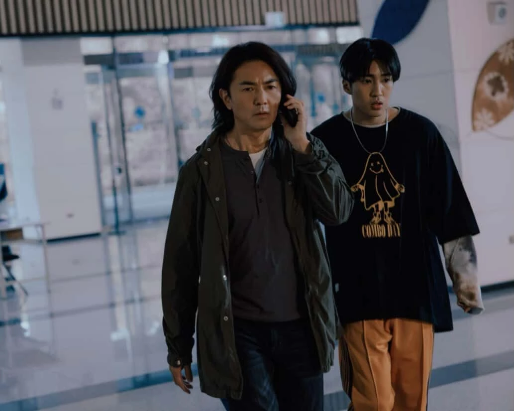 推理影集《百萬人推理》劇情講述知名網紅魏言 (蔡凡熙飾）因違法攜帶槍械並朝警方開槍，遭到資深刑警陳家任 （鄭伊健飾）反擊中槍而命在旦夕。查隊女警李欣屏 （李霈瑜飾）也介入調查，李欣屏驚覺這是一起針對網紅的連續殺人案，且和一名以預言著稱的網紅巴巴女巫有關。