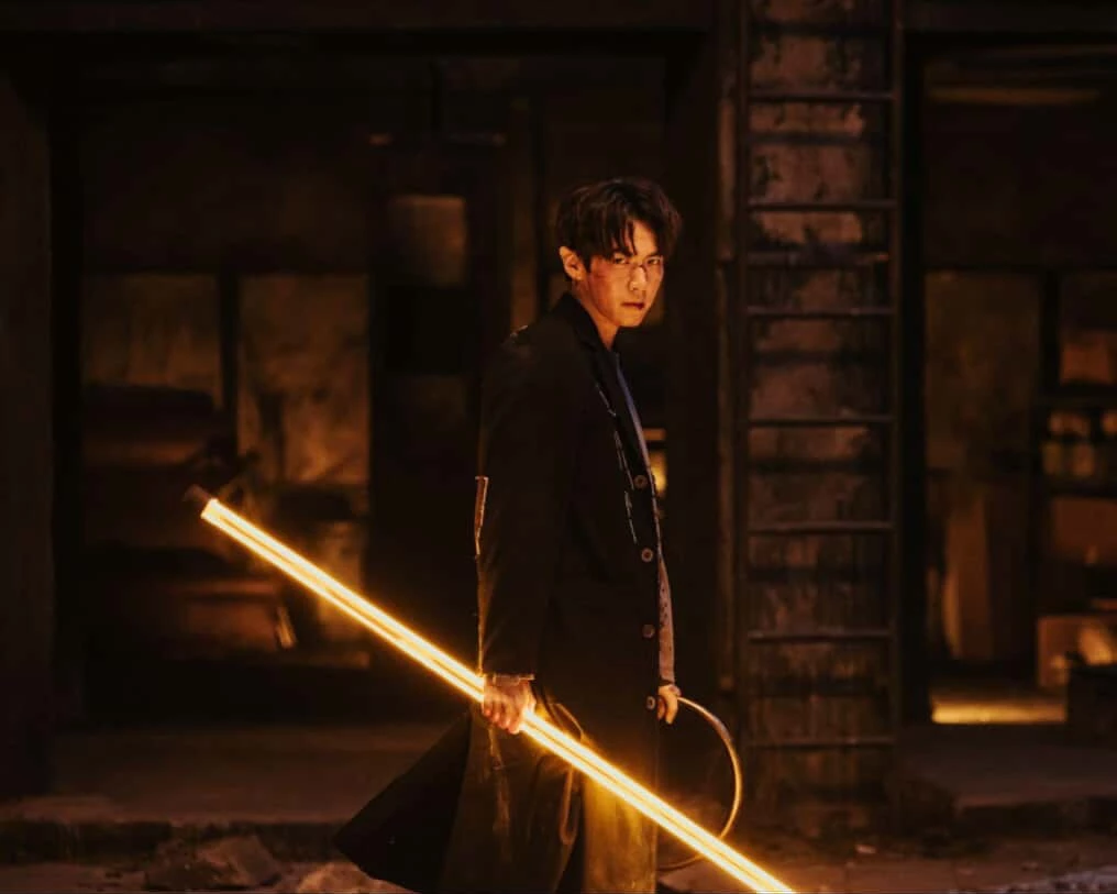 《乩身》結合傳統信仰與現代奇幻敘事，故事來自於韓杰（柯震東飾）因兒時犯下的過錯，成為「乩身」替三太子（王柏傑飾）賣命贖罪，處理留在人間界的孤魂與野鬼所釀成的各式棘手事件。