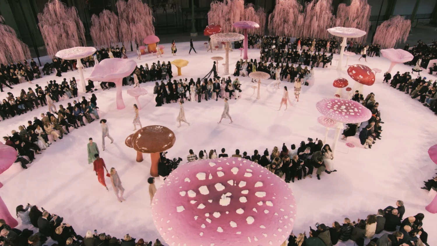 Chanel 2026春夏高級訂製秀，是Matthieu Blazy掌舵後展開的全新高訂章節。秀場以粉紅蘑菇森林般的童話氛圍，搭配自然而流動的服裝節奏，讓細膩工藝與生活態度彼此靠近，回應女性在不同生命階段中的存在方式。
