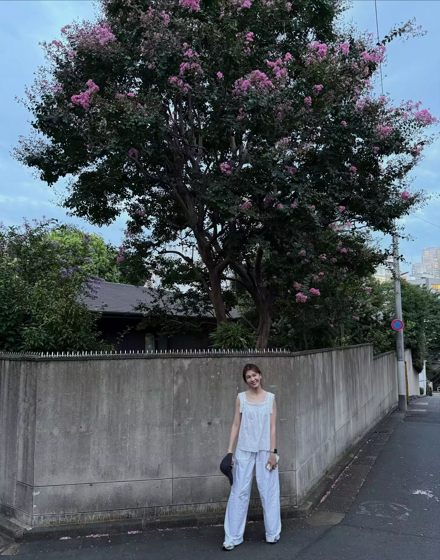 曾沛慈以白色背心搭配寬鬆長褲現身，整體造型極度簡單，卻意外耐看。輕盈的白色單品自帶清爽感，搭配球鞋與棒球帽，整體更偏向日常休閒風格，少了刻意打扮的痕跡，也多了一分隨性與生活感。