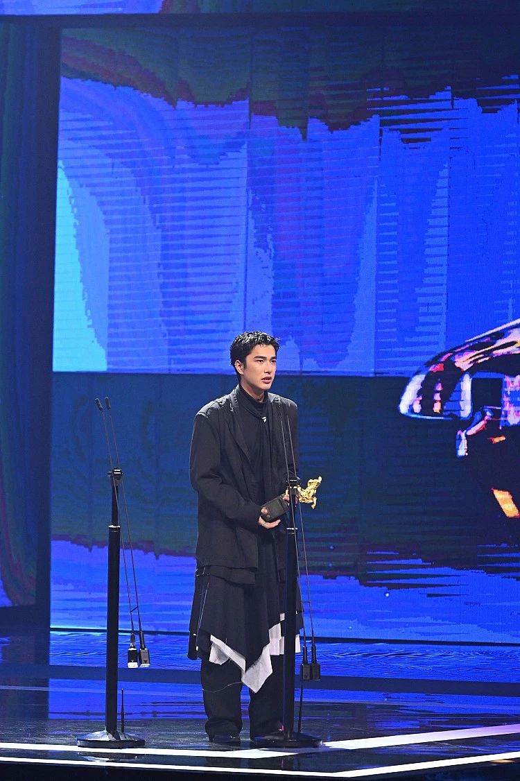 其實曾敬驊與韓國全球 OTT 大獎早有緣分,去年他便以「非常演員」身分受邀到釜山擔任頒獎人,與《苦盡柑來遇見你》演員廉惠蘭同台頒獎,沒想到打開信封時一度發現沒有得獎者名字,讓他瞬間慌張、狂冒汗,真實反應被鏡頭完整捕捉,沒想到因為他的呆萌反應在韓網引發討論。