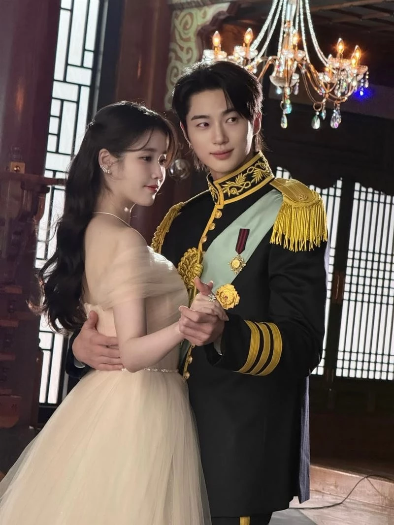 全能女神 IU 李知恩今年與「韓劇男神」邊佑錫搭檔主演 MBC《21 世紀大君夫人》，飾演出身財閥、卻因平民身分受限的成熙珠，儘管劇集評價兩極，但與邊佑錫的話題組合也讓這部劇從籌備、角色造型、預告到正式播出都持續製造搜尋熱度，讓她持續成為全網熱議演員。