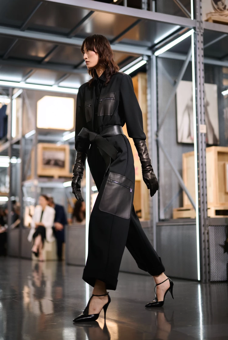 max mara 75週年上海早春大秀+展覽。2027 Resort系列主題「Kinetic Chic」：創意總監Ian Griffiths眼中的現代女性
