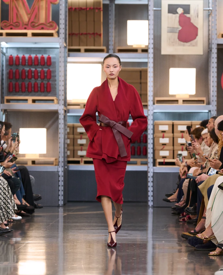 max mara 75週年上海早春大秀+展覽。翻玩紅色、大衣腰帶成蝴蝶結：出神入化的整