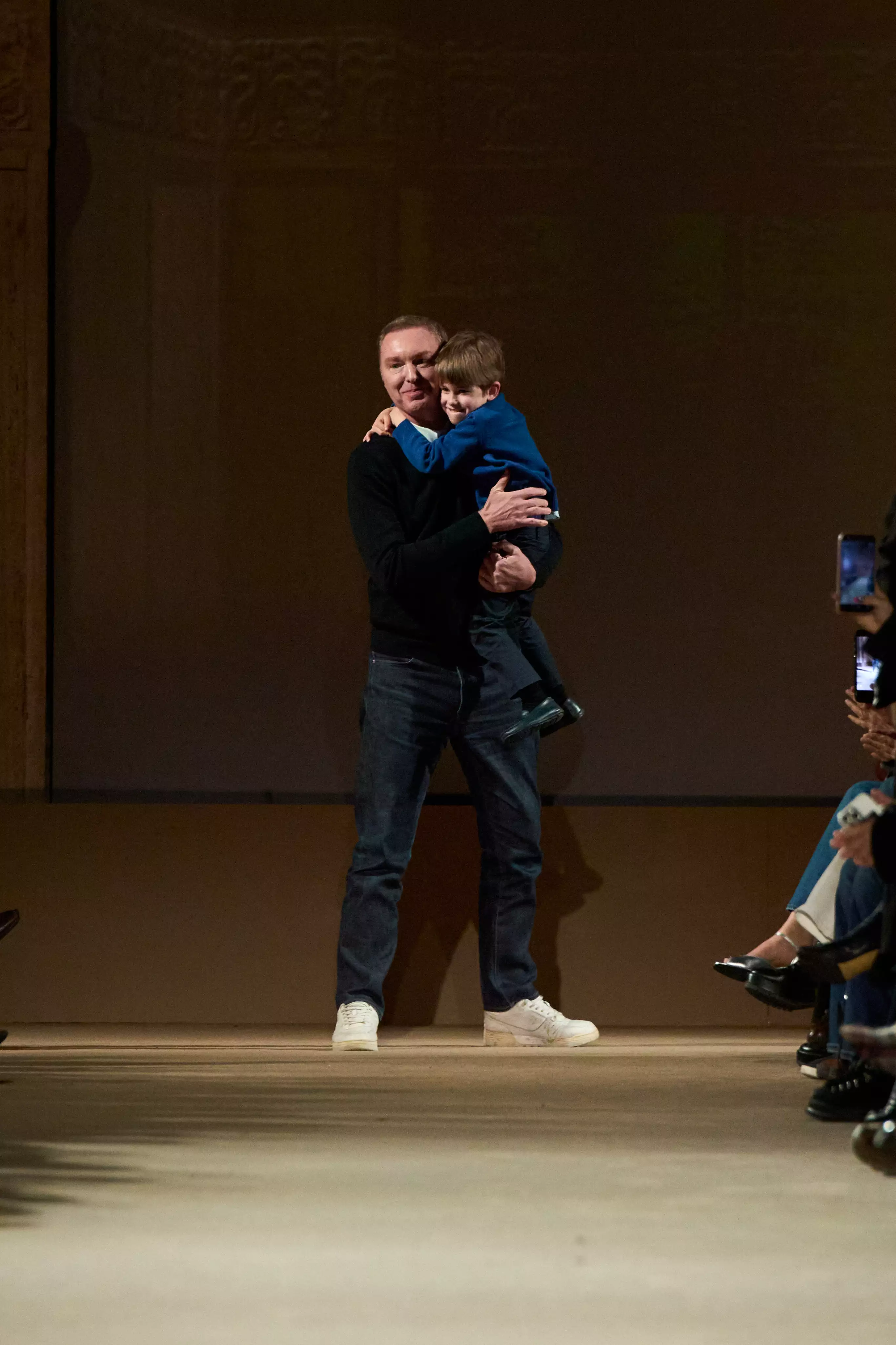 本季紐約時裝週的關鍵字，是「誰沒共襄盛舉？」從Thom Browne遠赴舊金山辦秀，Brandon Maxwell暫停參與，部分品牌轉戰巴黎後未見回流，有人稱之為「設計師出走潮」，不過CFDA執行長Steven Kolb在訪問中止血稱紐約時裝週正在結構重組。當然紐約設計師的中流砥柱們依舊精彩，比如Michael Kors的45週年、Jennie以書呆子眼鏡亮相CK全網熱議，再到Coach、Ralph Lauren、Tory Burch的聲勢仍然高漲。值得注意的是，在全球景氣與地緣政治動盪之下，美國品牌過去被批評過度商業化的美式時尚，如今反而成為優勢，在不確定年代，能真正轉化為銷售的創意，才是最具韌性的時髦資本。