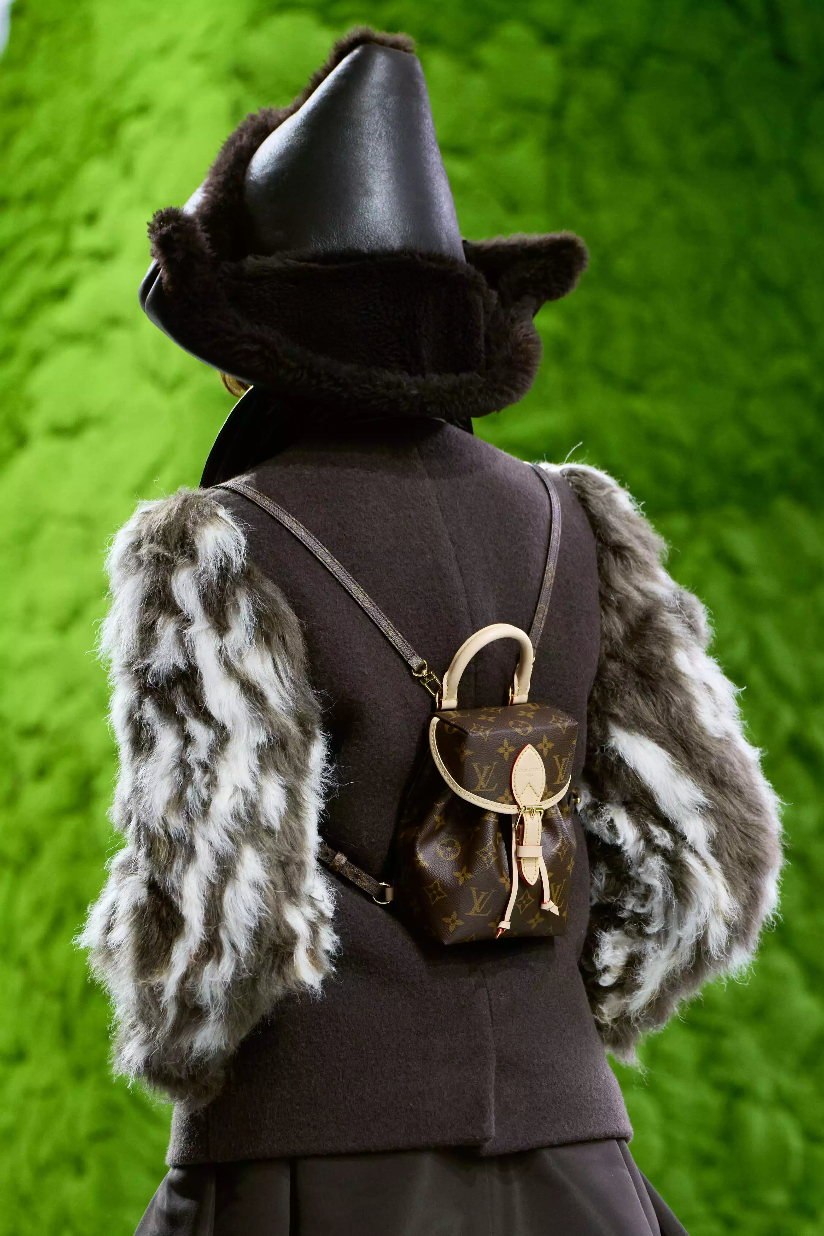 畢竟是從旅行硬箱與皮件起家，因此每一季LV秀場，包袋跟服裝絕對像是金馬獎的最佳女主角的“雙蛋黃”，而 2026秋冬在這點上相當完整，比如許多時髦女孩的第一款LV包「Noé 」回歸1932年原始比例與配色、金屬提把的水桶包、有著蝴蝶結扭結的“飯盒包”、以及預約熱銷榜的「老花後背包」，不只讓強化市場上對品牌營收的信心，更重要的是讓人很有購買慾望！