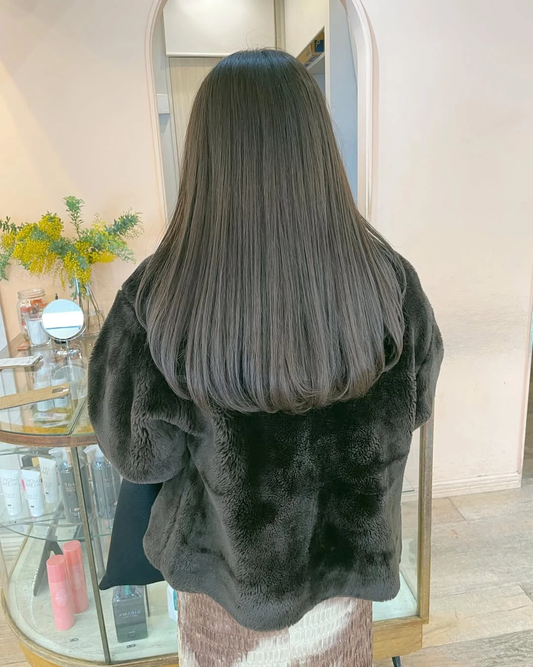 灰色頭髮造型推薦1：低層次直髮